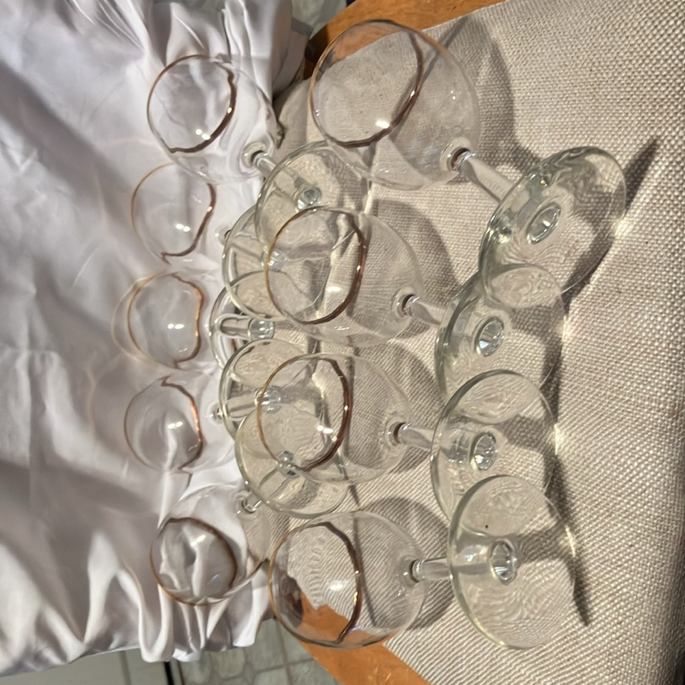 Like new.   Set of 9 simple wine glasses (from 1990s-2000s ). with gold edge - Picture 8 of 10